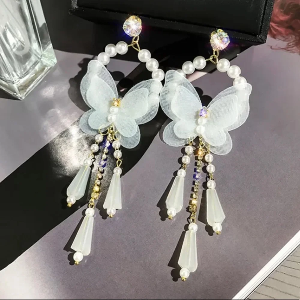🌟 Beautiful Butterfly 🦋 White Long Earrings - Picture 1 of 5